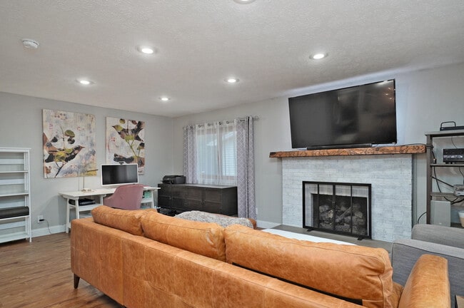 Building Photo - 2422 S Kickapoo Ave