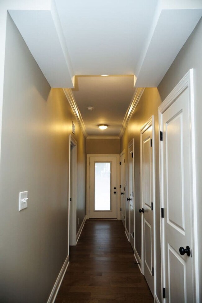 Building Photo - 562 Old Lovers Ln