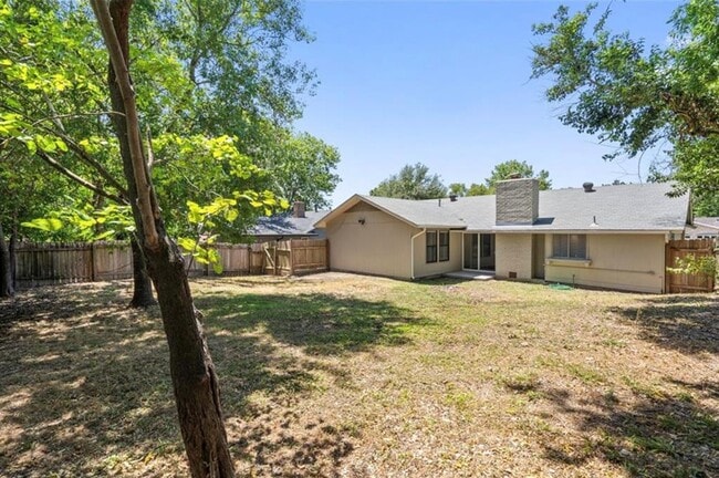 Building Photo - 914 Hillside Oaks Dr