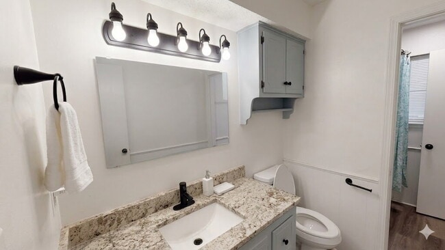 Building Photo - Versatile 5-Bedroom Residence | Ideal for Hosting & Home-Style Living!!