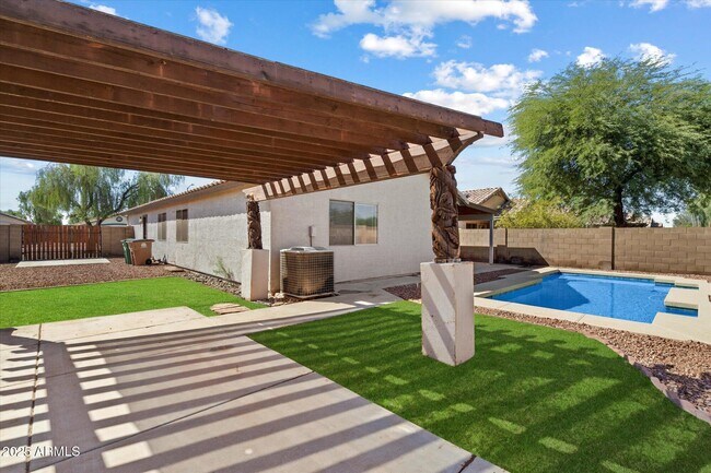 Building Photo - 15848 W Woodlands Ave