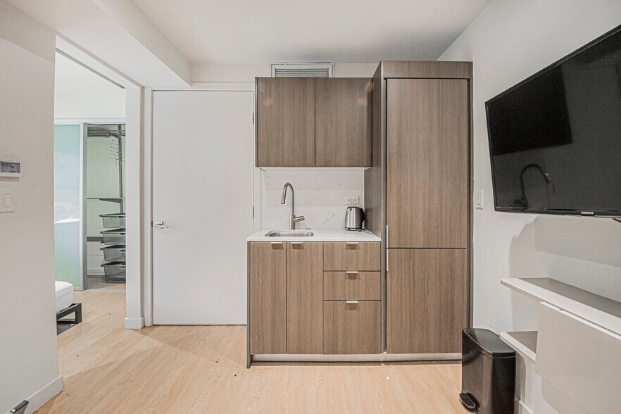 Building Photo - 5869.5B W 88th St