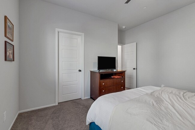 Building Photo - GORGEOUS TOWNHOME BUILT IN 2020 LOCATED IN A GATED COMMUNITY!