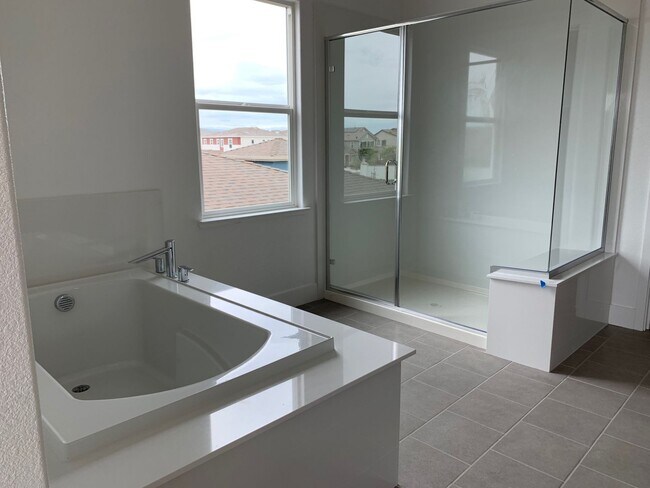 Building Photo - Large Executive home with tons of upgrades.