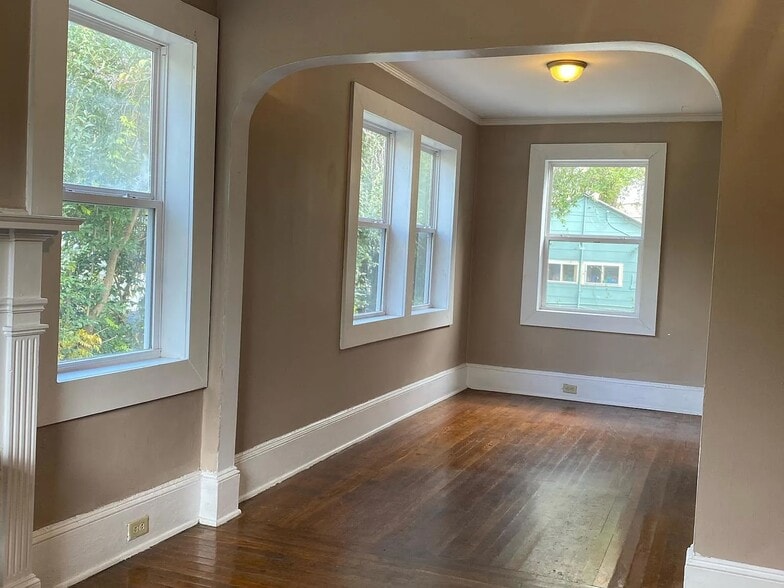 Building Photo - 2053 Monroe St