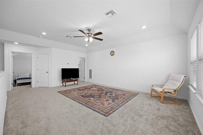 Building Photo - 303 Eagle Ford Dr