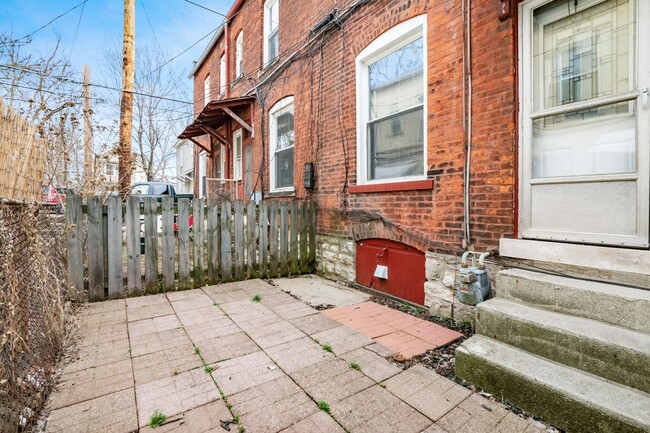 Building Photo - Amazing Townhome in Old North Columbus!