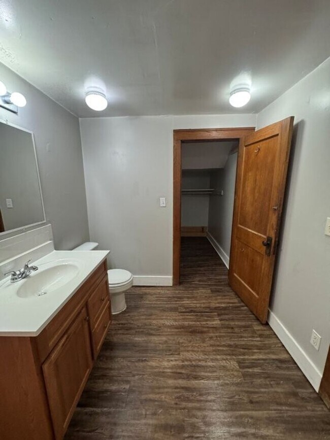 Building Photo - 2 bedrooms with sunroom, 1 bath , spacious...