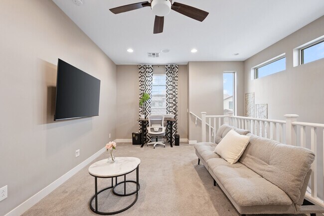 Building Photo - 1913 E Rosemary Dr