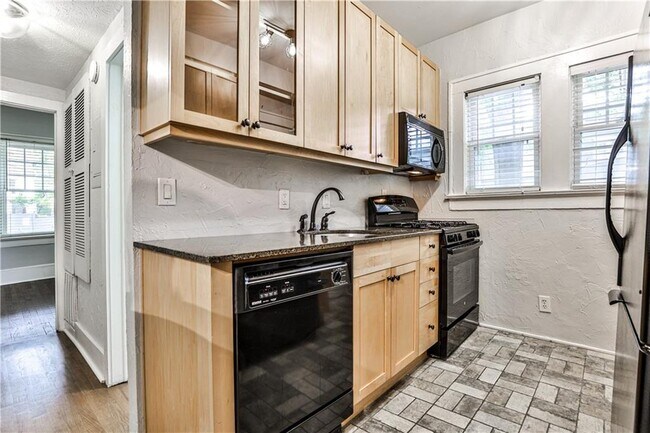 Building Photo - 864 Charles Allen Dr NE