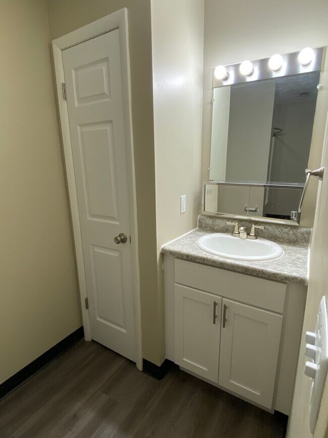 Building Photo - Spacious One Bedroom Apartment with W/D Connection!