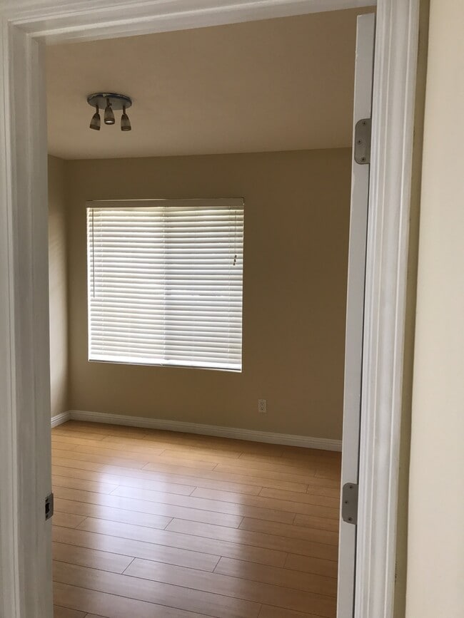 Building Photo - Beautiful 3 Bedroom 2 Bathroom West Hills Home! Great Location! Ready for Move-In!