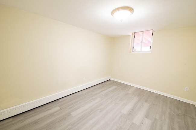 Building Photo - 412 Walker St