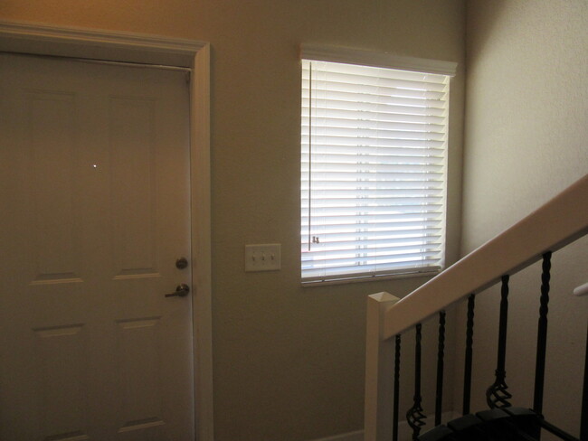 Building Photo - Lovely 3 BR / 2 BA Condo Located In Desira...