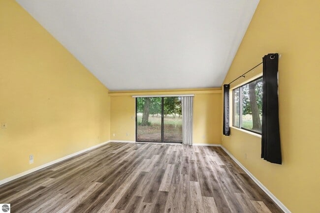 Building Photo - 983 Meadowbrook Dr