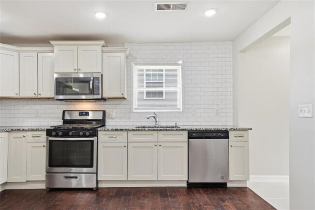 Building Photo - 250 Maple St