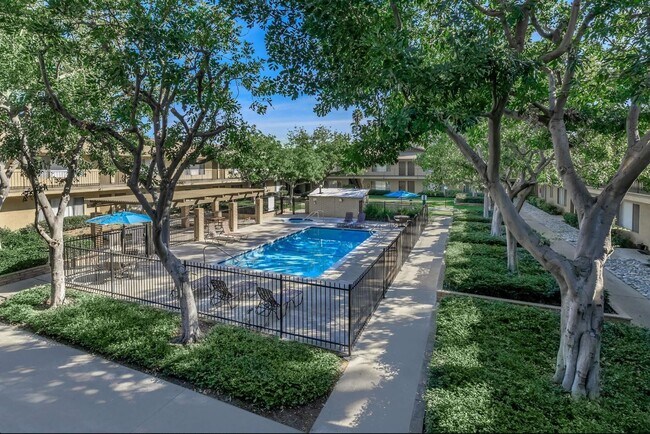 Building Photo - Unit 40 - Spacious 2nd Floor 1 Bed 1 Bath Apartment Home in Anaheim