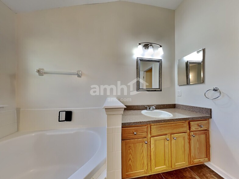 Building Photo - 14136 Fish Eagle Dr E