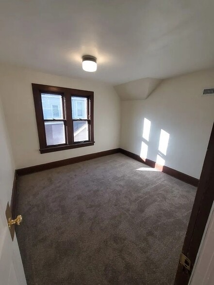 Building Photo - 1025 E Land Pl