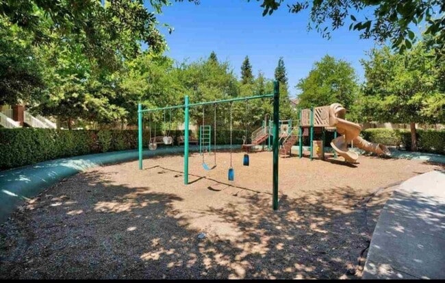 Building Photo - Stunning 3 Bedroom 2.5 Bath Town Home in p...