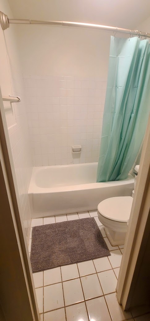 Shower/tub combo. - 3 Island Ave