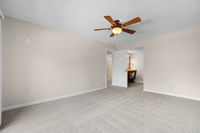 Building Photo - Spacious 2-Bedroom, 2-Bath Condominium in ...