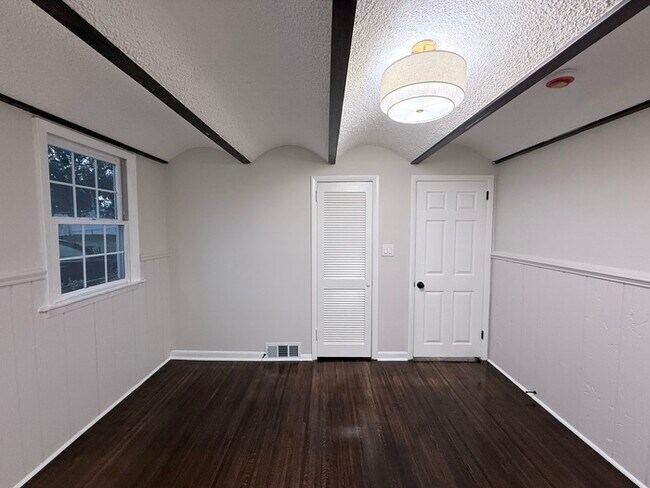 Building Photo - 226 S Moore Ave
