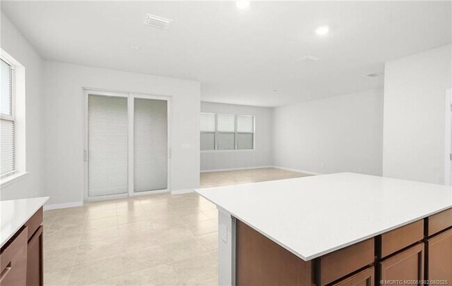 Building Photo - 10596 SW Morning Glory Dr