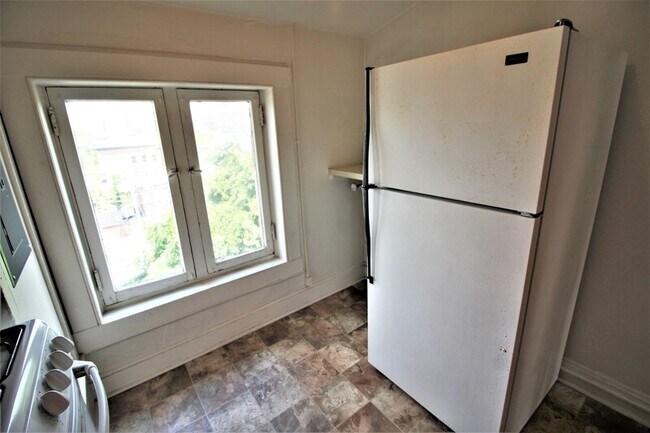Building Photo - 22 E Mt Vernon Pl