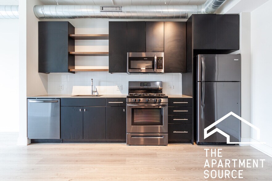 Building Photo - 914 W Belmont Ave