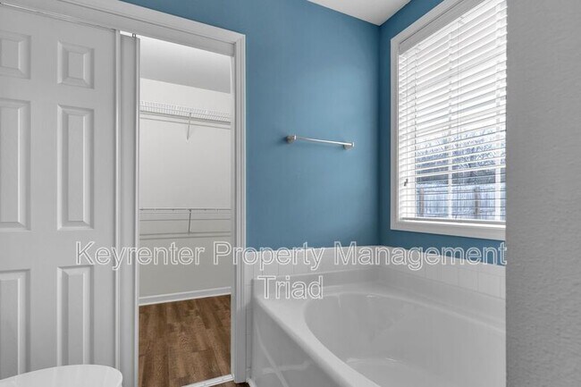 Building Photo - 540 Lake Way