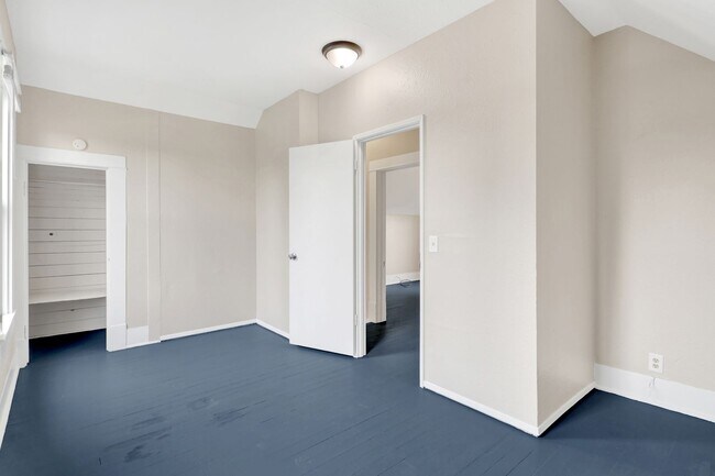 Building Photo - 4 Bedroom, 1 Bathroom Home in the York Neighborhood for Rent!