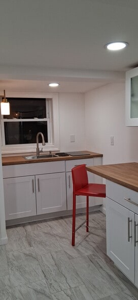 Building Photo - 28 Pineoaks Pl