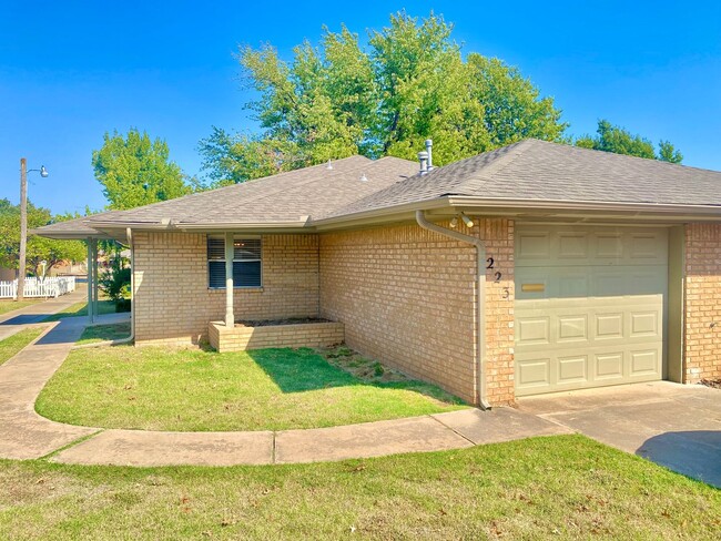 Primary Photo - Cute 2 Bed Duplex in Downtown Edmond