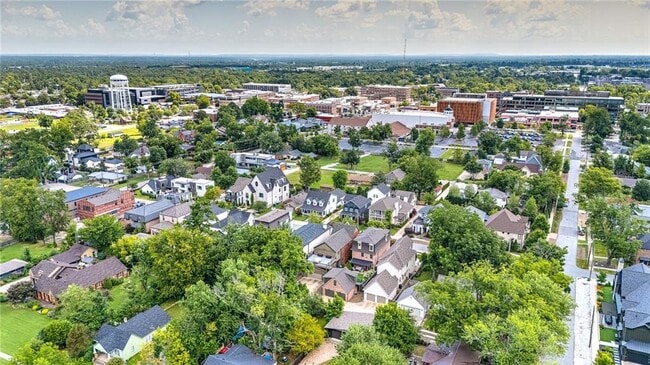 Building Photo - 242 SW D St