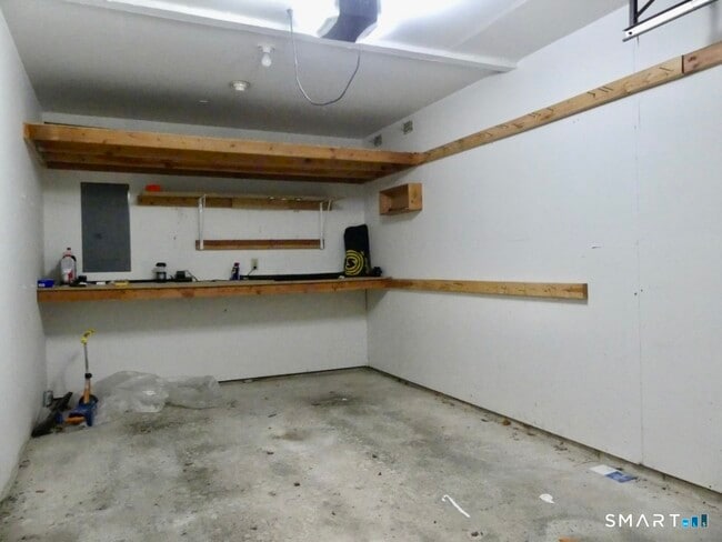 Building Photo - 8 Oakwood Ave