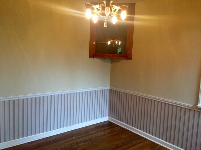 Building Photo - Move-In Special! Queen Anne Craftsman Home