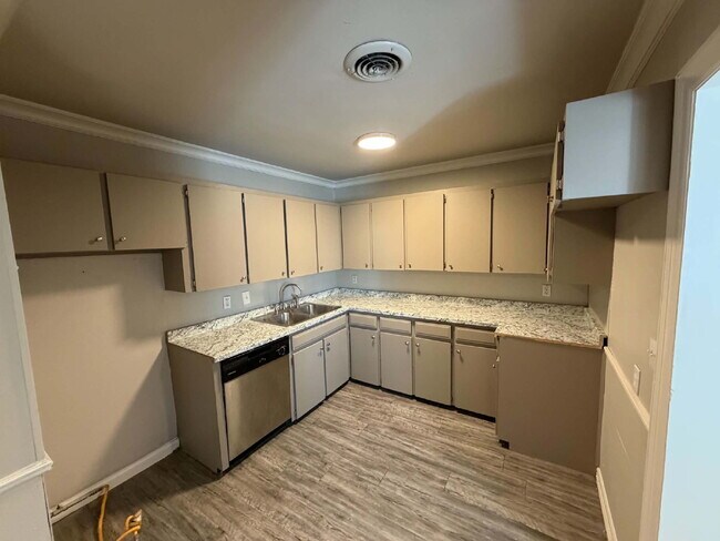 Building Photo - 3 Bed, 1 Bath, 2 Car Garage on Corner Lot in Midtown