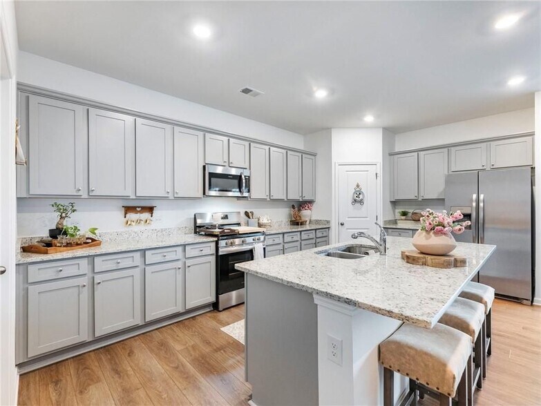 Building Photo - 680 Groover St