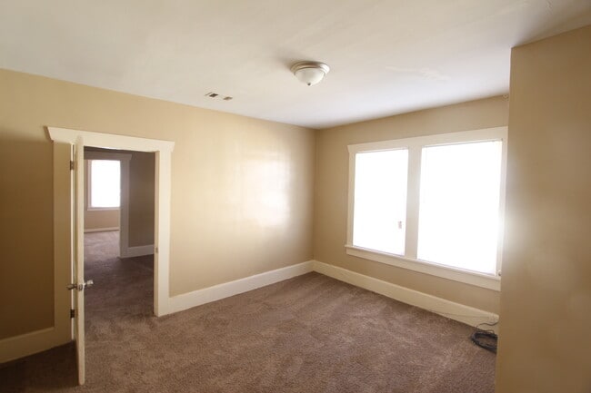 Building Photo - New On The Market! Fresh New Updates!! Bet...