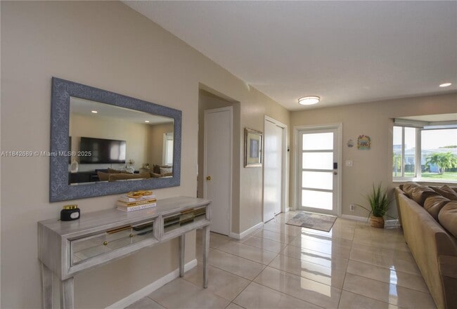 Building Photo - 609 S Crescent Dr