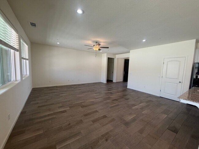 Building Photo - 2042 Sherbrook Ave