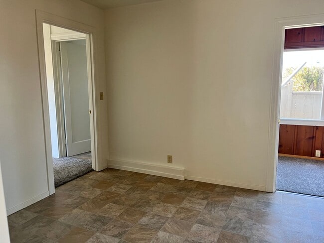 Building Photo - 1 Bedroom Cottage w/ sunroom