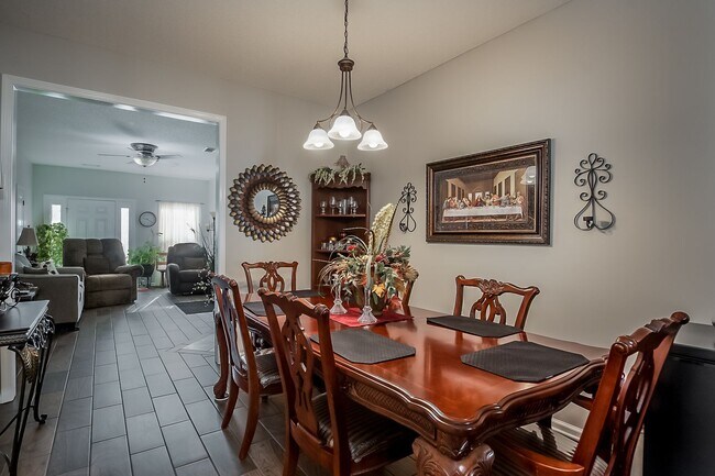 Building Photo - 3 bedroom 2 bathroom townhouse in Covington Villas