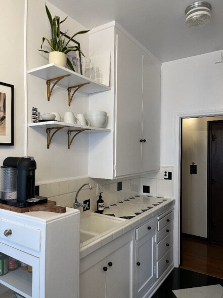 Building Photo - 414 N Sycamore Ave