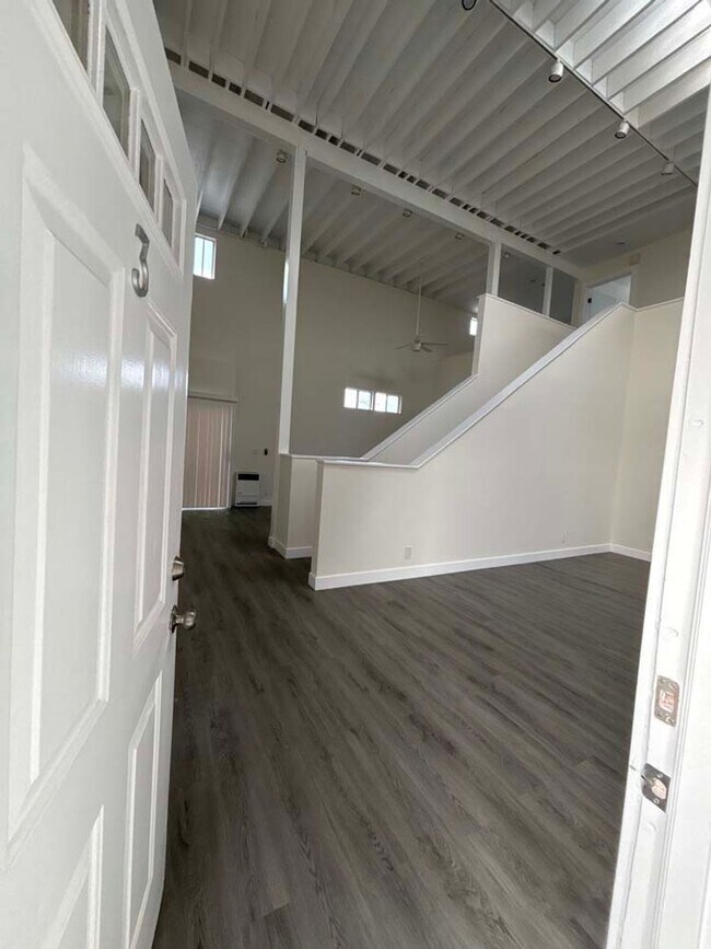 Building Photo - 915 Broadway St