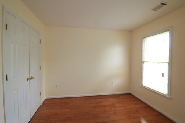 Building Photo - 5 BD + 3.5 Bath Bright & Beautiful Colonia...