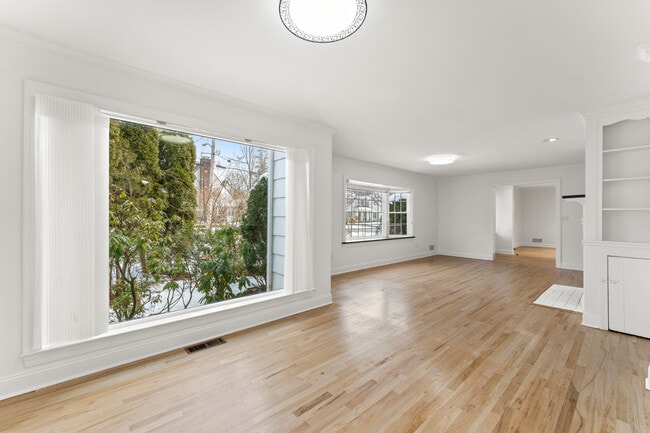 Building Photo - 14 Wakefield Rd