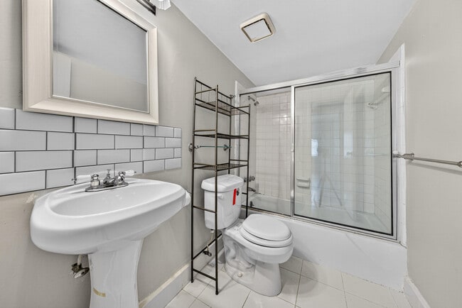 Building Photo - 1831 NE 38th St