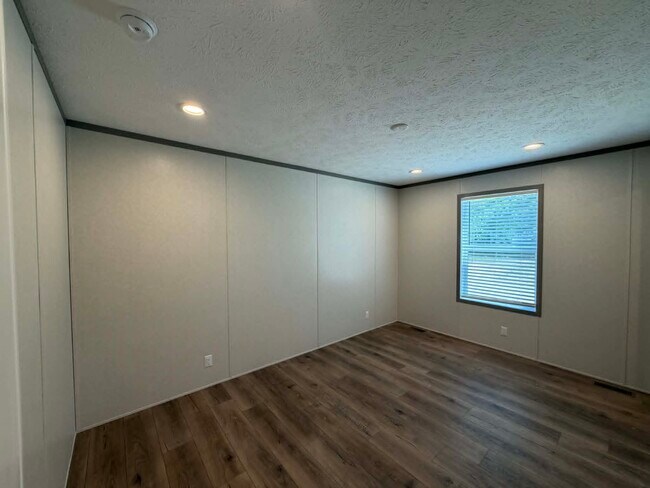 Building Photo - 25418 Nuway Ave